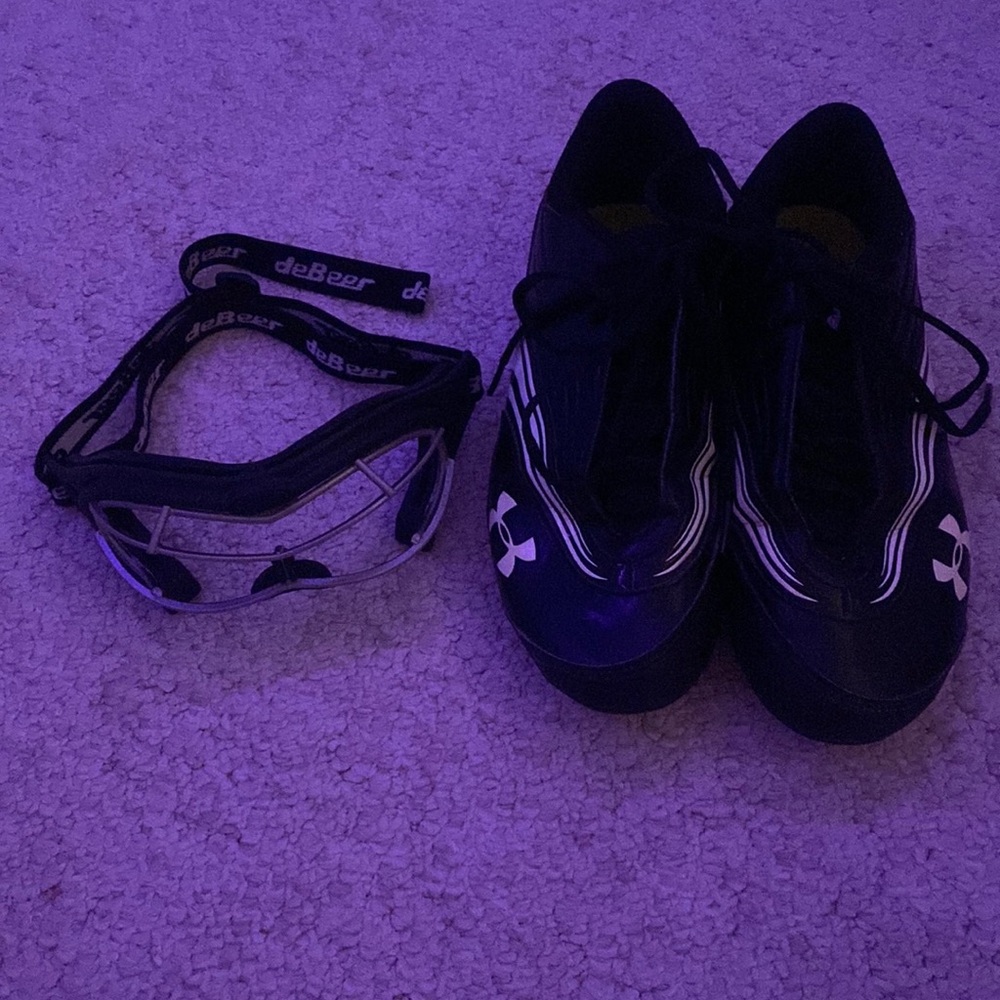 Lacrosse cleats and goggles